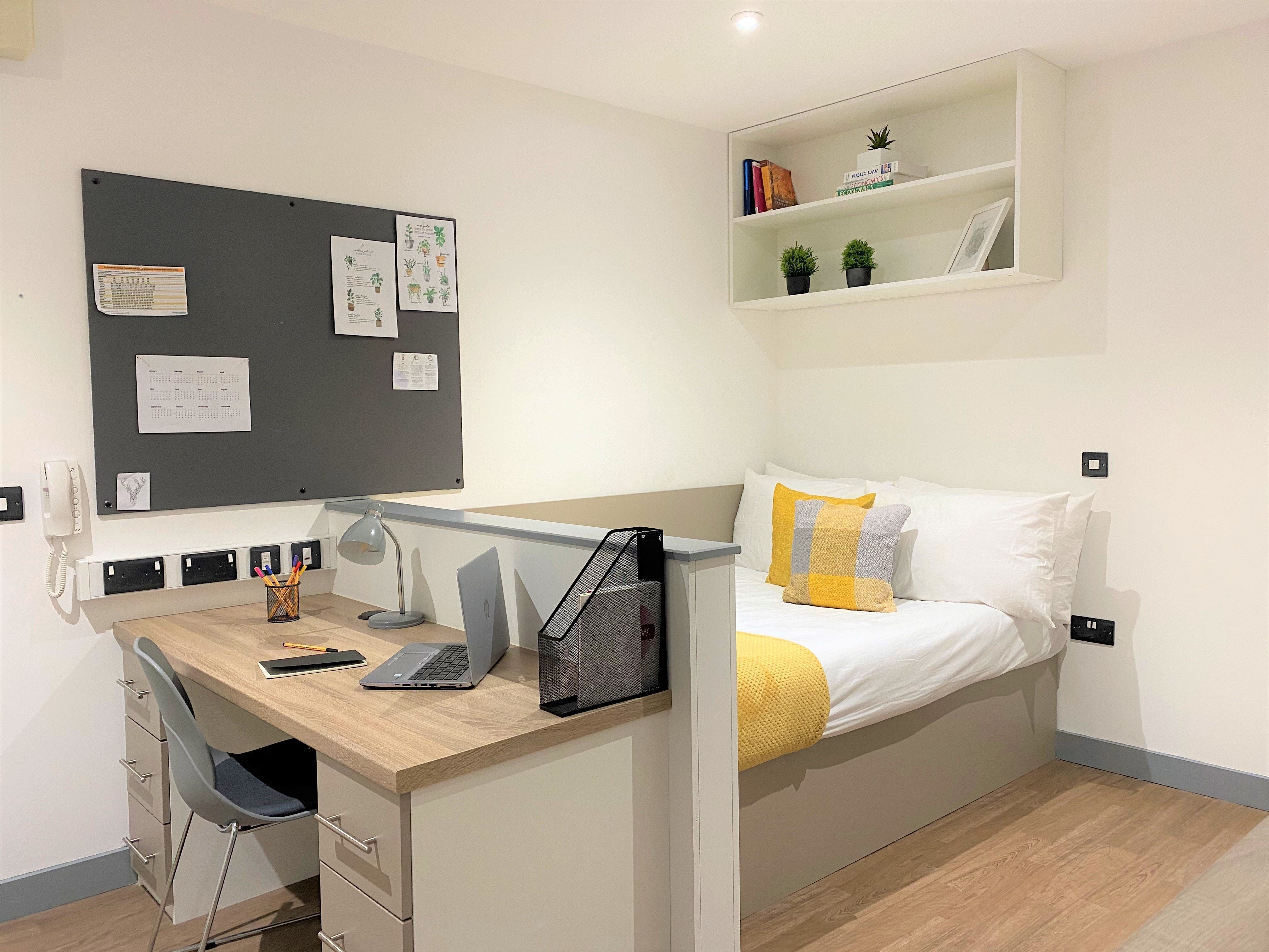 Studio Silver - Accessible